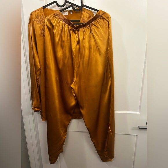 Vintage 100% silk golden label pajamas set  Victoria Secret - Picture 4 of 12